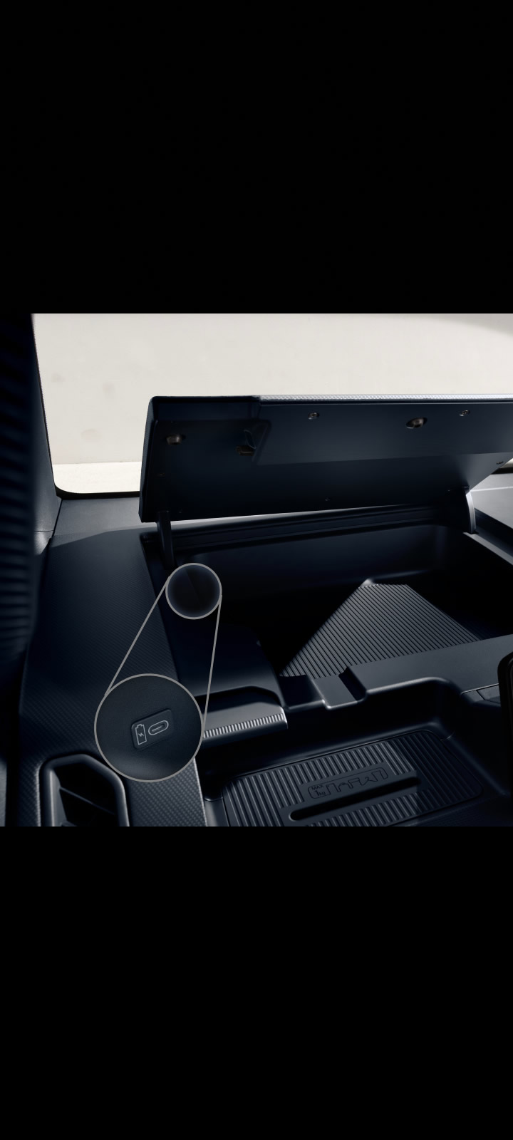 Geöffnetes Staufach im Armaturenbrett des Kia PV5 Cargo.